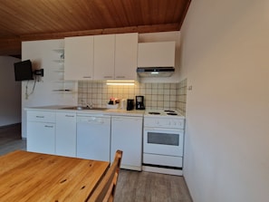 Frigorifero, microonde, forno, piano cottura