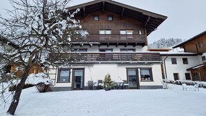 Un immeuble à plusieurs étages doté d’une façade en bois et de balcons.