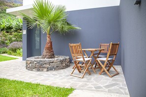 Outdoor dining - Luxury apartment, fantastic views, directly on the sea, pool, free Wi-Fi (Arco da Calheta)