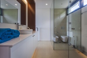 Shower, hair dryer, bidet, towels - Luxury apartment, fantastic views, directly on the sea, pool, free Wi-Fi (Arco da Calheta)