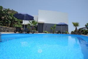 Pool - Luxury apartment, fantastic views, directly on the sea, pool, free Wi-Fi (Arco da Calheta)