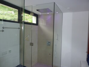 Shower, hair dryer, bidet, towels - Luxury apartment, fantastic views, directly on the sea, pool, free Wi-Fi (Arco da Calheta)