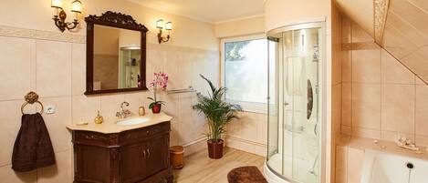 Tina con regadera, secadora de cabello, toallas, shampoo