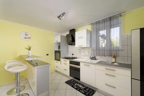 Fridge, microwave, oven, stovetop