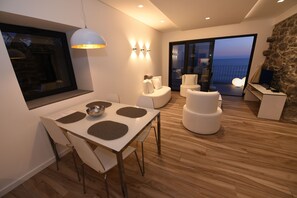 Dining - Luxury apartment, fantastic views, directly on the sea, pool, free Wi-Fi (Arco da Calheta)