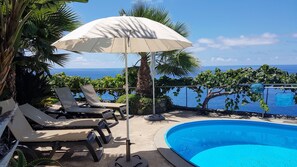 Outdoor pool - Luxury apartment, fantastic views, directly on the sea, pool, free Wi-Fi (Arco da Calheta)