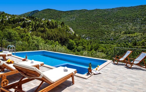 * UUSI * Viehättävä kivitalo Duje, jossa on lämmitetty uima-allas ja poreallas