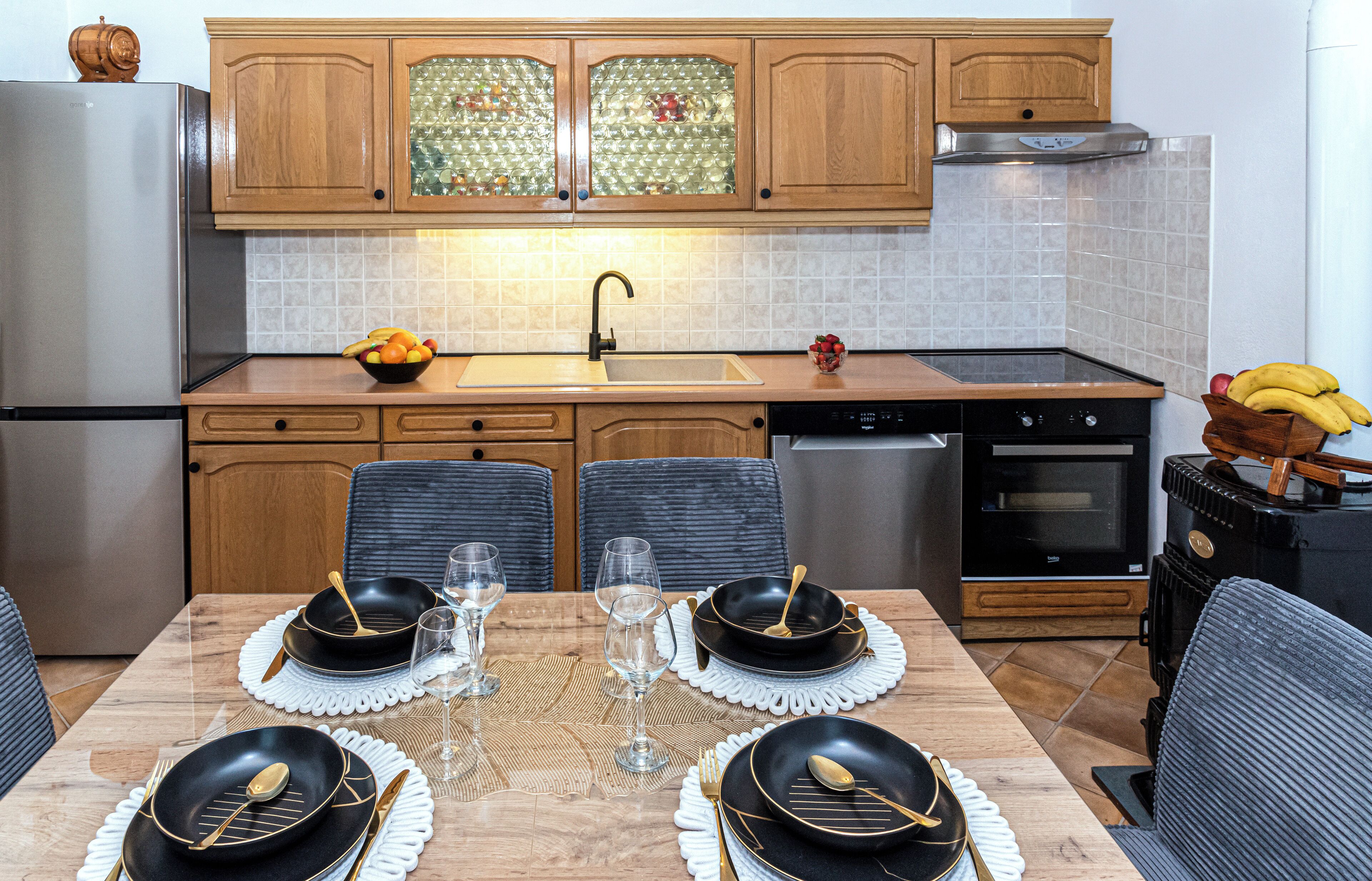 Køleskab, mikrobølgeovn, ovn, kogeplade