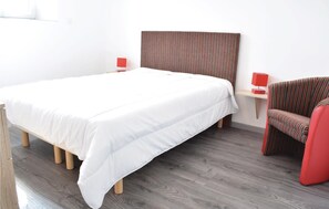 1 bedroom, travel cot, bed sheets