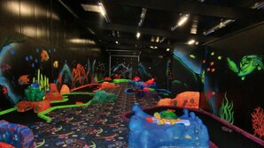 A room with a colorful, patterned carpet and various colorful, abstract shapes and structures. - Modern house, 6 persons, 3 bedrooms, 2 bathrooms, smoke free, TOP location (De Cocksdorp)