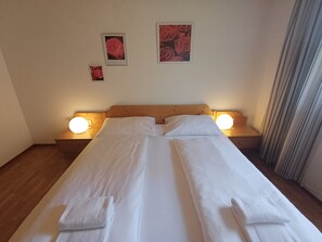 2 bedrooms, in-room safe, iron/ironing board, free WiFi