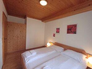 2 多间卧室、客房内保险箱、熨斗/熨衣板、免费 WiFi