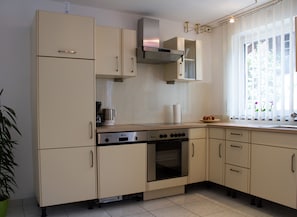 Fridge, microwave, stovetop, dishwasher