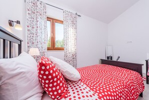 4 bedrooms, iron/ironing board, free WiFi, bed sheets - Villa with swimming pool near the beach (Jasenice)