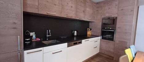 Coffee/tea maker, fridge, microwave, oven