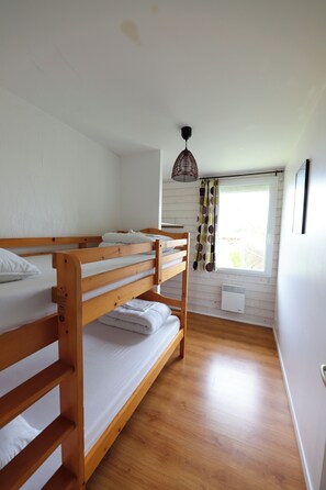 2 bedrooms, iron/ironing board, travel cot, free WiFi