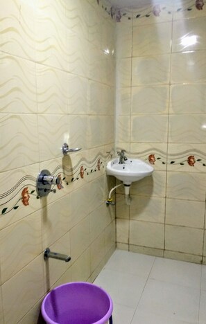 Deluxe Room (AC) | Bathroom | Shower, towels - City Inn (Mumbai)