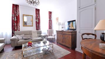 Televisie, een dvd-speler, boeken en een stereo