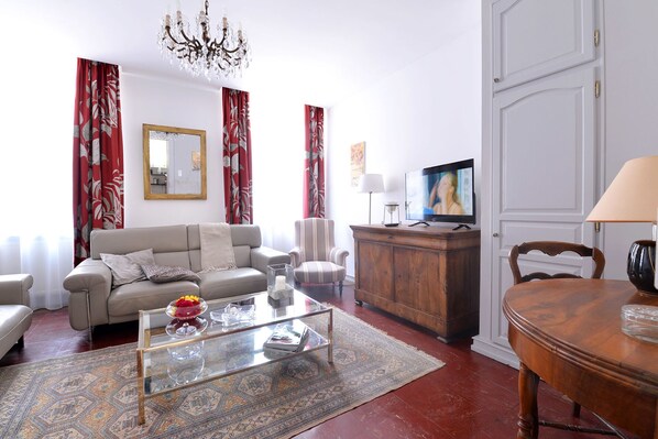 TV, DVD player, books, stereo