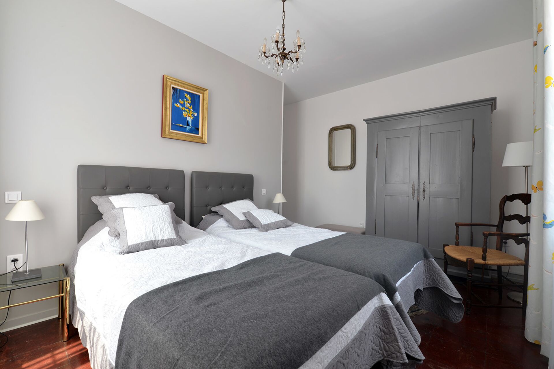 3 chambres, bureau, chambres insonorisées, fer et planche à repasser