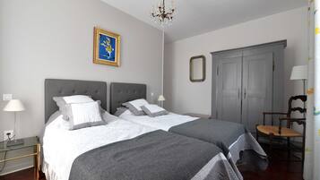 3 chambres, bureau, chambres insonorisées, fer et planche à repasser