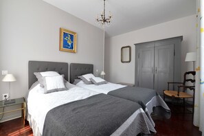 3 bedrooms, desk, soundproofing, iron/ironing board