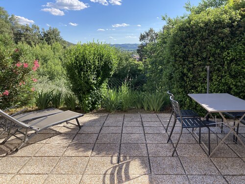  T2 CLASSIFIED 2 * FENCED AND SECURE GROUND FLOOR SPA / HOLIDAYS 