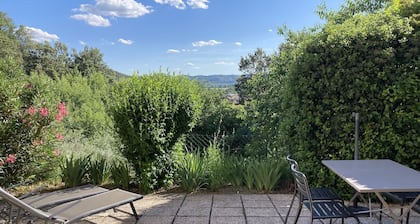 T2 CLASSIFIED 2 * FENCED AND SECURE GROUND FLOOR SPA / HOLIDAYS