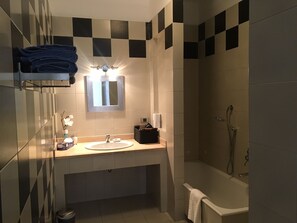 Douche, sĂšche-cheveux, serviettes fournies