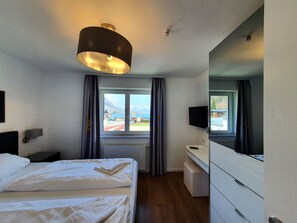 3 chambres, coffres-forts dans les chambres, bureau