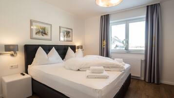 3 bedrooms, in-room safe, desk, iron/ironing board