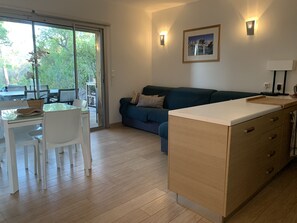 テレビ、DVD プレーヤー