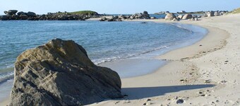 Family gîte 6/8 people 100m from the sea/GR34 with swimming pool