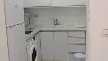 Frigorífico, microondas, horno y placa de cocina