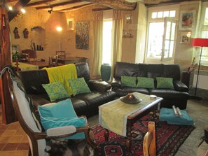 Televisie, een open haard, een dvd-speler en tafelvoetbal