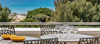 Full sea view, beach across, terrace 15 m², WIFI.