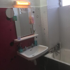 Combined shower/bathtub, hair dryer, towels - Well located opposite the governor's home, quiet and very welcoming  (Douala)
