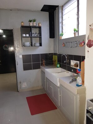 Mikrobølgeovn, kaffe-/temaskine, køkkentøj/tallerkener/redskaber