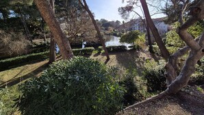 A serene garden with a pond, surrounded by trees and well-maintained bushes. - Beautiful appartment with sea view and near of the beach (SIX FOURS LES PLAGES)