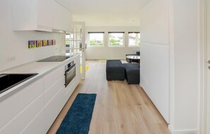 ثلاجة، موقد طهي مسطح، غسالة أطباق، ماكينة لصنع القهوة/الشاي