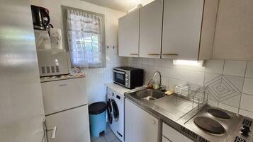 Réfrigérateur, micro-ondes, batterie de cuisine, vaisselle et ustensiles