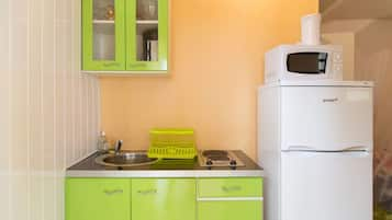 Refrigerador, microondas, placa de cocina, cafetera/tetera