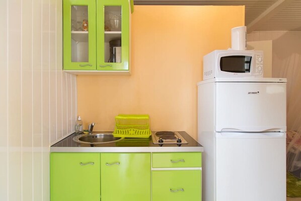 Refrigerador, microondas, parrilla de estufa y cafetera y tetera 