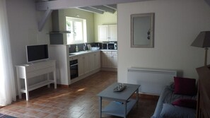 TV, books - Charming bergerie *** gîte & spa (Pouydesseaux)