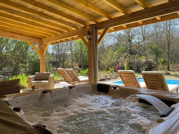 Outdoor spa tub - Charming bergerie *** gîte & spa (Pouydesseaux)