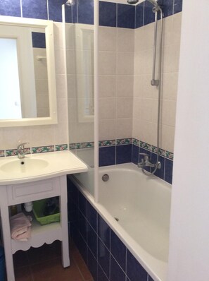 وحدات دش مع أحواض استحمام، مجففات شعر، مناشف، ورق حمّام