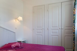 1 غرفة نوم وسرير سفر وملاءات أسرّة