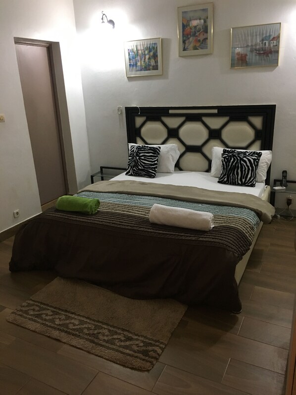 2 habitaciones, tabla de planchar con plancha, wifi y ropa de cama 