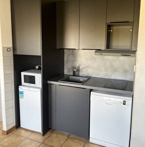 Fridge, microwave, dishwasher, cookware/dishes/utensils - Sea view, WIFI, in center of the village, swimming pool, tennis ... All on foot (ST MANDRIER SUR MER)