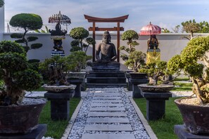 Property grounds - Elegant Villa 4 bedrooms and bathrooms overlooking the rice fields  (Mengwi)